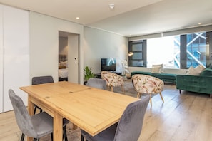 In-room dining - 16 On Bree Executive Apartment (Cape Town)
