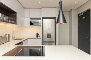 Private kitchen - 16 On Bree Executive Apartment (Cape Town)