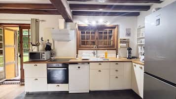 Frigorífico, microondas, horno y placa de cocina