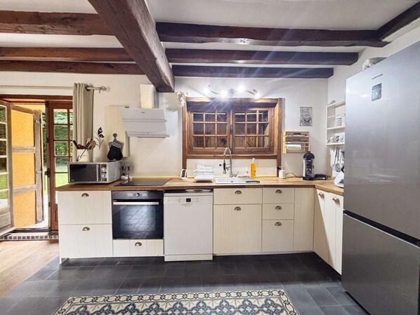 Jääkaappi, mikroaaltouuni, uuni, liesi