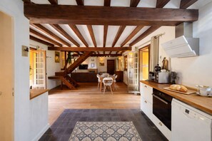 Fridge, microwave, oven, stovetop - Quiet country house with garden (Les Bottereaux)