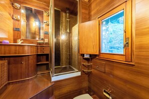 Studio Tiêu chuẩn, quang cảnh biển, đối diện biển (Portofino Sea View Home in Paraggi) | Phòng tắm | Buồng tắm vòi sen, máy sấy tóc, chậu vệ sinh/vòi rửa, khăn tắm