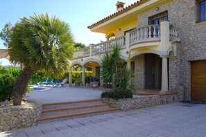 Exterior - Spacious villa with private pool near the beach in Costa Brava (Sant Pere Pescador)