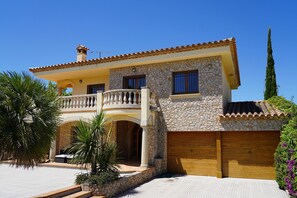 Exterior - Spacious villa with private pool near the beach in Costa Brava (Sant Pere Pescador)
