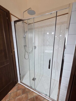 Dusche, Haartrockner, Bidet, Handtücher