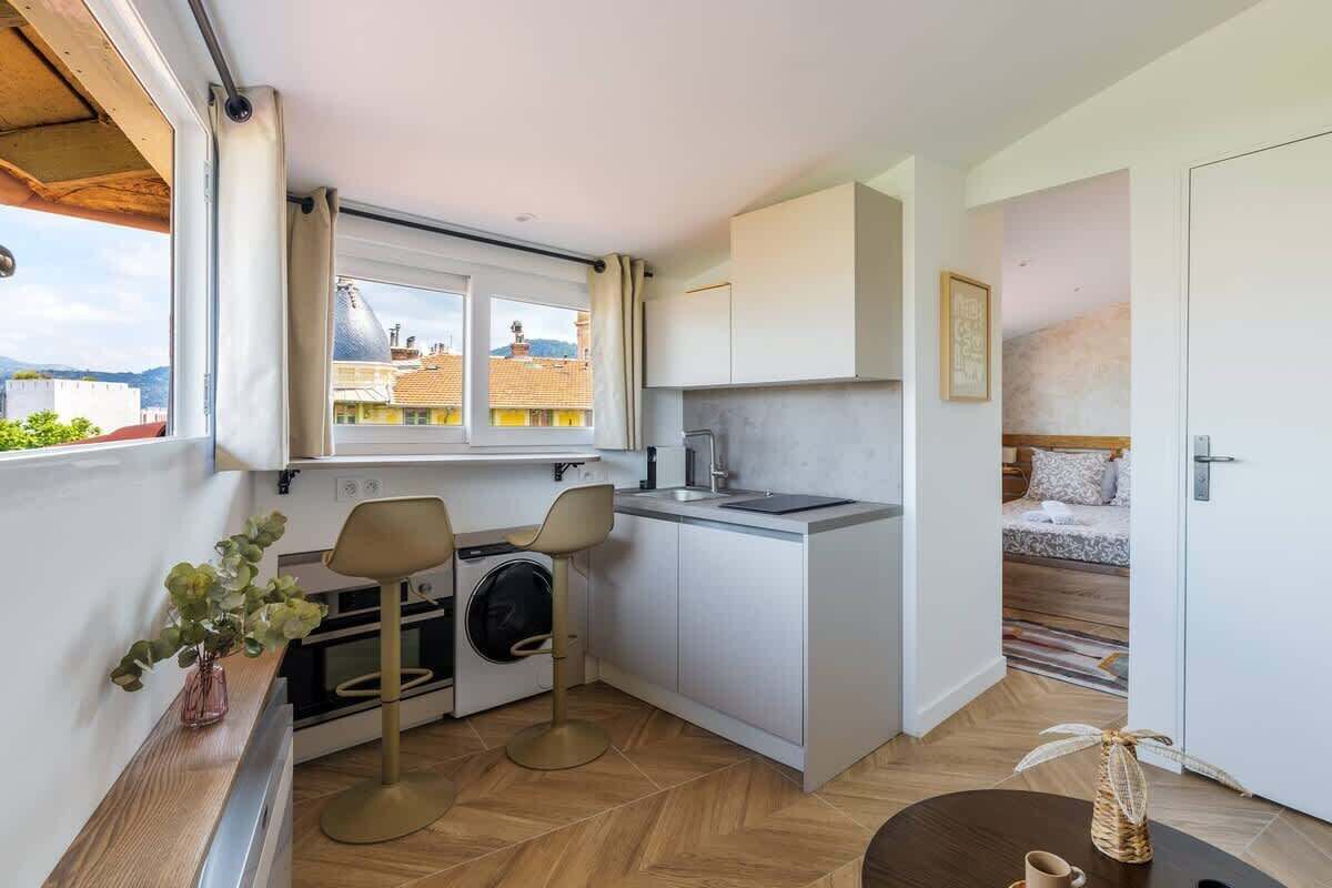Kühlschrank, Mikrowelle, Wasserkocher mit Kaffee-/Teezubehör