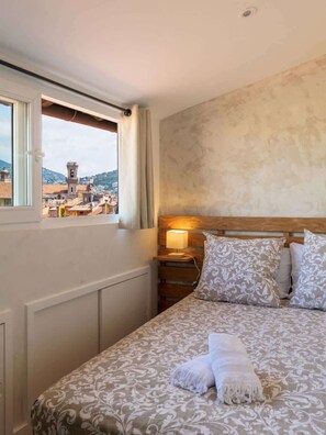 1 habitación, tabla de planchar con plancha, wifi gratis y ropa de cama