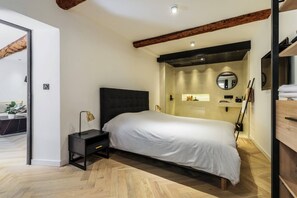 1 habitación, tabla de planchar con plancha y cuna de viaje 
