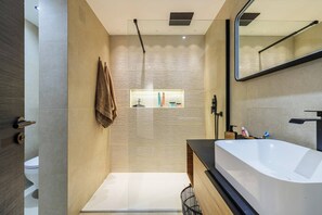 Dusche, Haartrockner, Handtücher, Seife