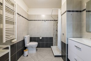 Douche, sĂšche-cheveux, serviettes fournies