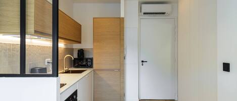 Een koelkast, een microgolfoven, een koffiezetapparaat/waterkoker