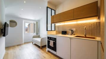 Réfrigérateur, micro-ondes, cafetière/bouilloire, bouilloire électrique