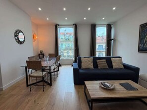 TV - Charming 2-bedroom apartment on Avenue Jean Médecin (Niza)