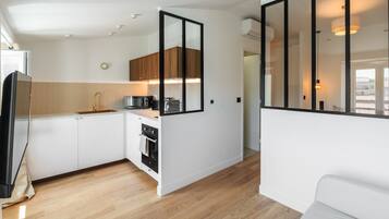 Een koelkast, een microgolfoven, een koffiezetapparaat/waterkoker