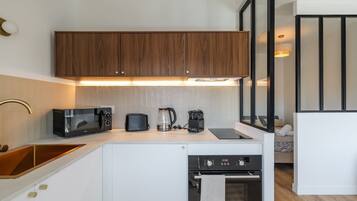 Réfrigérateur, micro-ondes, cafetière/bouilloire, bouilloire électrique