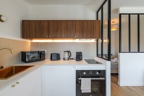 Réfrigérateur, micro-ondes, plaque de cuisson, cafetiÚre/bouilloire
