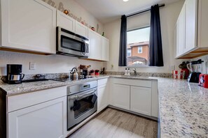 Fridge, microwave, oven, stovetop - Disney Family Fun at Regal Oaks (Kissimmee)