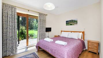 House, 2 Bedrooms | Iron/ironing board, WiFi (free)