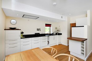 House, 2 Bedrooms | Private kitchen