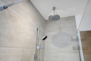 House, 2 Bedrooms | Bathroom - Waxwings Retreat (Nottingham)
