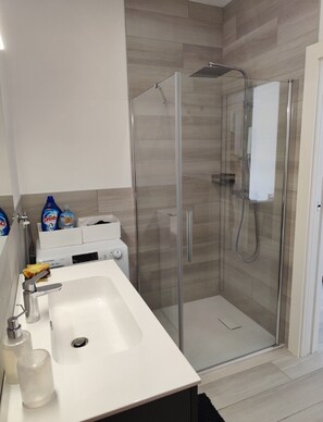 Bruser, hårtørrer, bidet, håndklæder