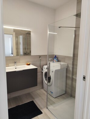 Douche, sèche-cheveux, bidet, serviettes fournies