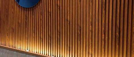 Un muro de recepción de madera con el letrero BLU MARK HOTEL.