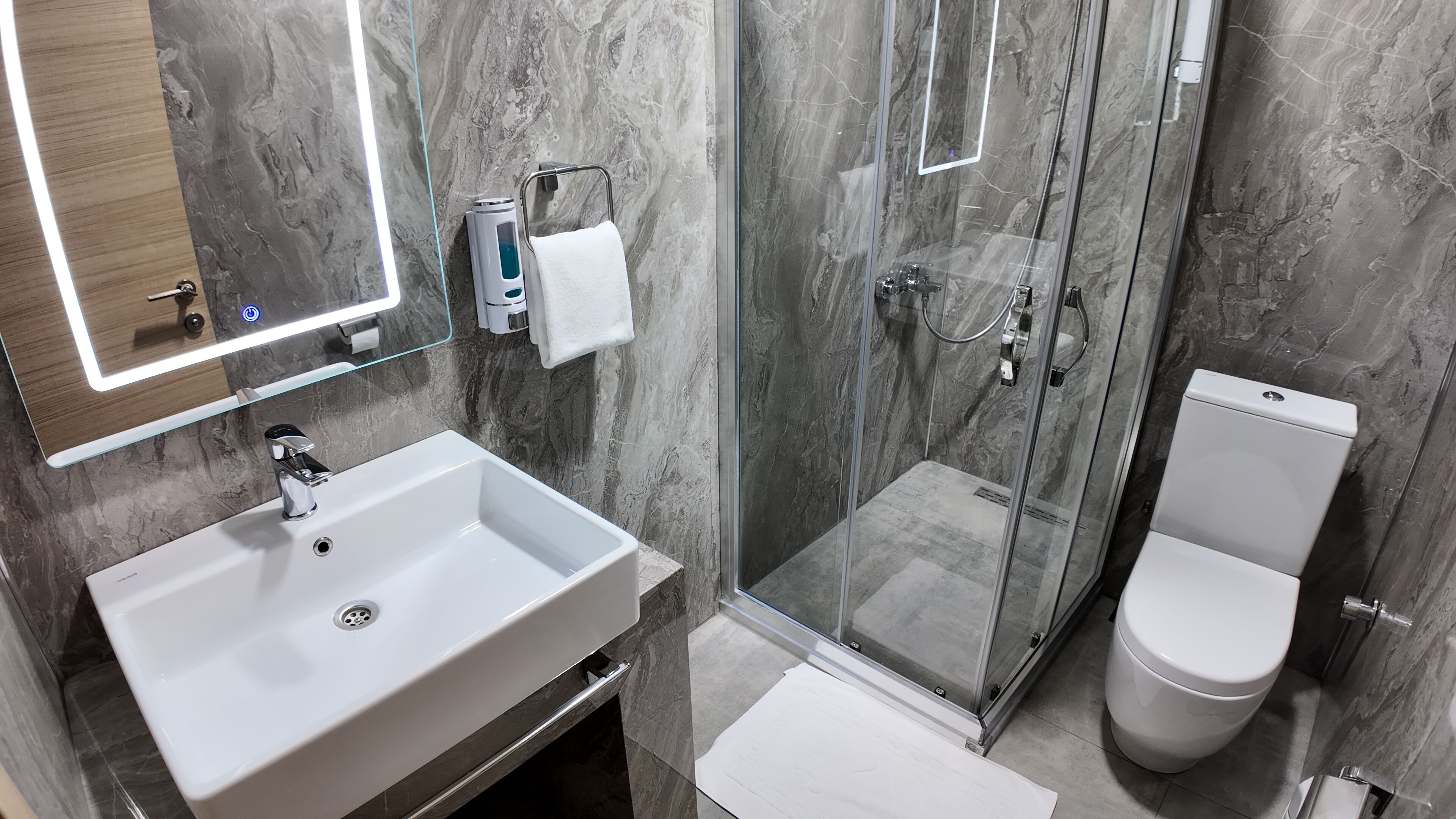 Pancuran mandi, pengering rambut, selipar, tuala disediakan 