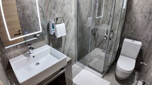 Shower, hair dryer, slippers, towels - Blu Mark Otel (Kozlu)