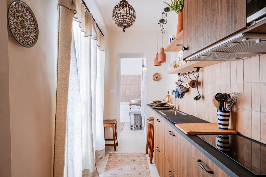 Réfrigérateur, micro-ondes, plaque de cuisson, cafetière/bouilloire