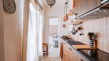 Réfrigérateur, micro-ondes, plaque de cuisson, cafetiÚre/bouilloire