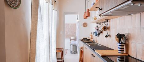 Réfrigérateur, micro-ondes, plaque de cuisson, cafetière/bouilloire