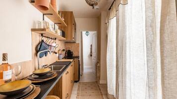 Réfrigérateur, micro-ondes, plaque de cuisson, cafetiÚre/bouilloire