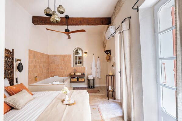 1 bedroom, iron/ironing board, travel cot, free WiFi - Le Jardin Secret - Riad Suite with Jacuzzi (Carpentras)