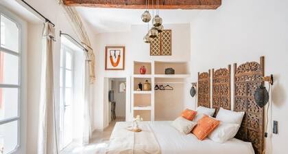 La Cour SecrĂšte â
Balnéo Spa Privatif & Nuit Orientale | Carpentras Provence