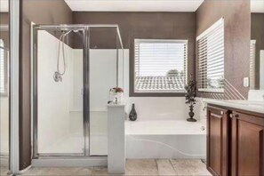 Shower, hair dryer, towels, soap - The Reserve Large Home and Pool (Phoenix)