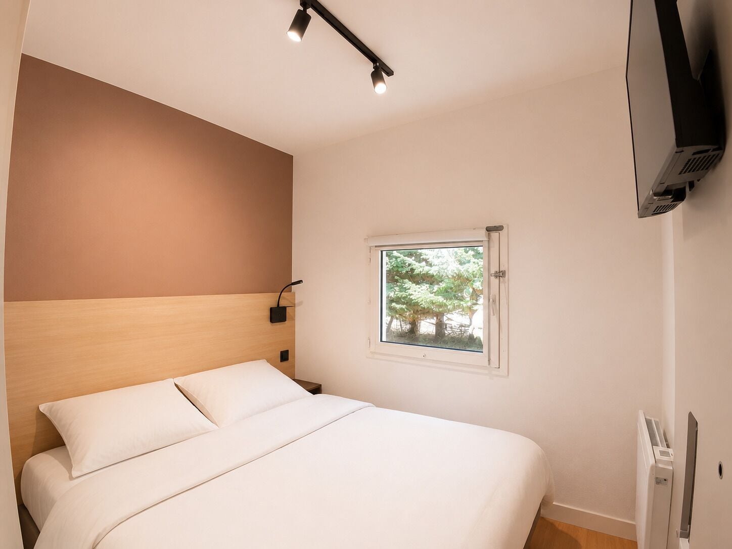 Standard Room, 1 Queen Bed | Free WiFi