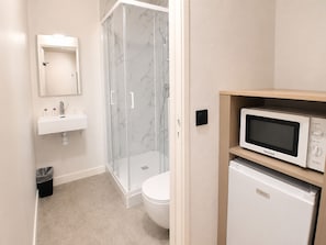 Habitación Confort, varias camas | Baño