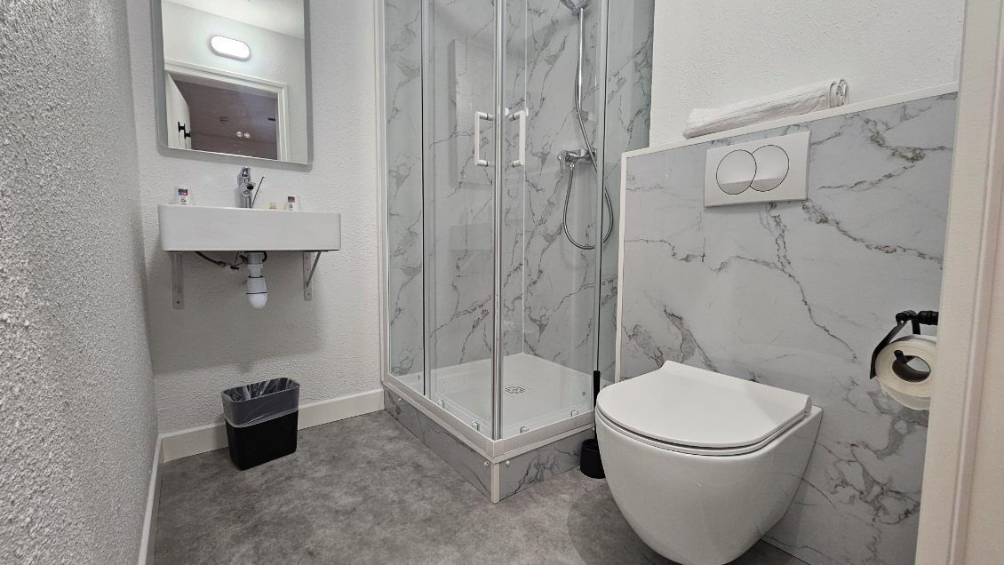 Comfort Room, Multiple Beds | Bathroom