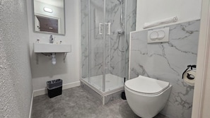 Habitación Confort, varias camas | Baño