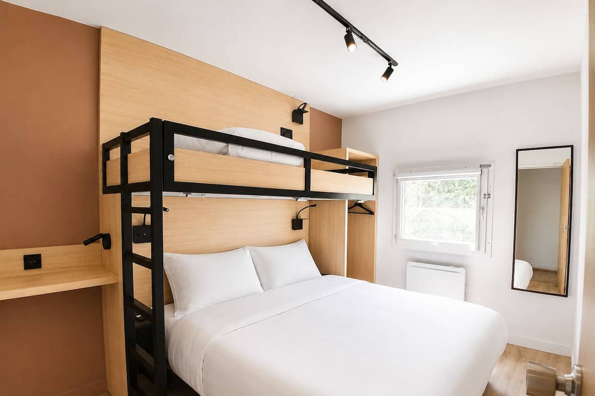 Standard Room, 1 Queen Bed | WiFi (free)