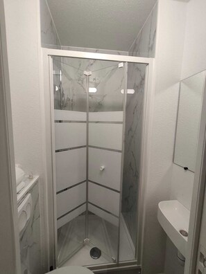 Standard Room, 1 Queen Bed | WiFi (free) - Kyriad ECO - Tours Nord (Parcay-Meslay)