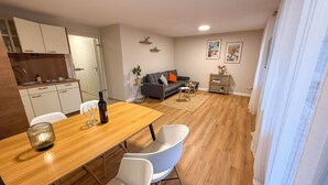 Un apartamento moderno con comedor, cocina y sala de estar.