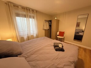 1 habitación, tabla de planchar con plancha, wifi gratis y ropa de cama