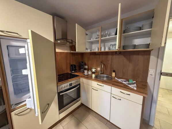 Kühlschrank, Ofen, Herdplatte, Wasserkocher mit Kaffee-/Teezubehör
