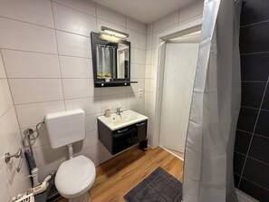 Regadera, secadora de cabello, toallas, jabón