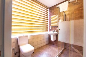 Buồng tắm vòi sen, đồ dùng nhà tắm miễn phí, máy sấy tóc 