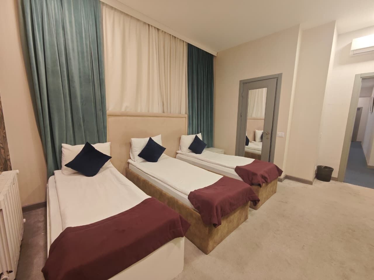 Junior-sviitti, kaupunkinäköala | Ylelliset vuodevaatteet, Select Comfort -patjalliset sängyt, minibaari