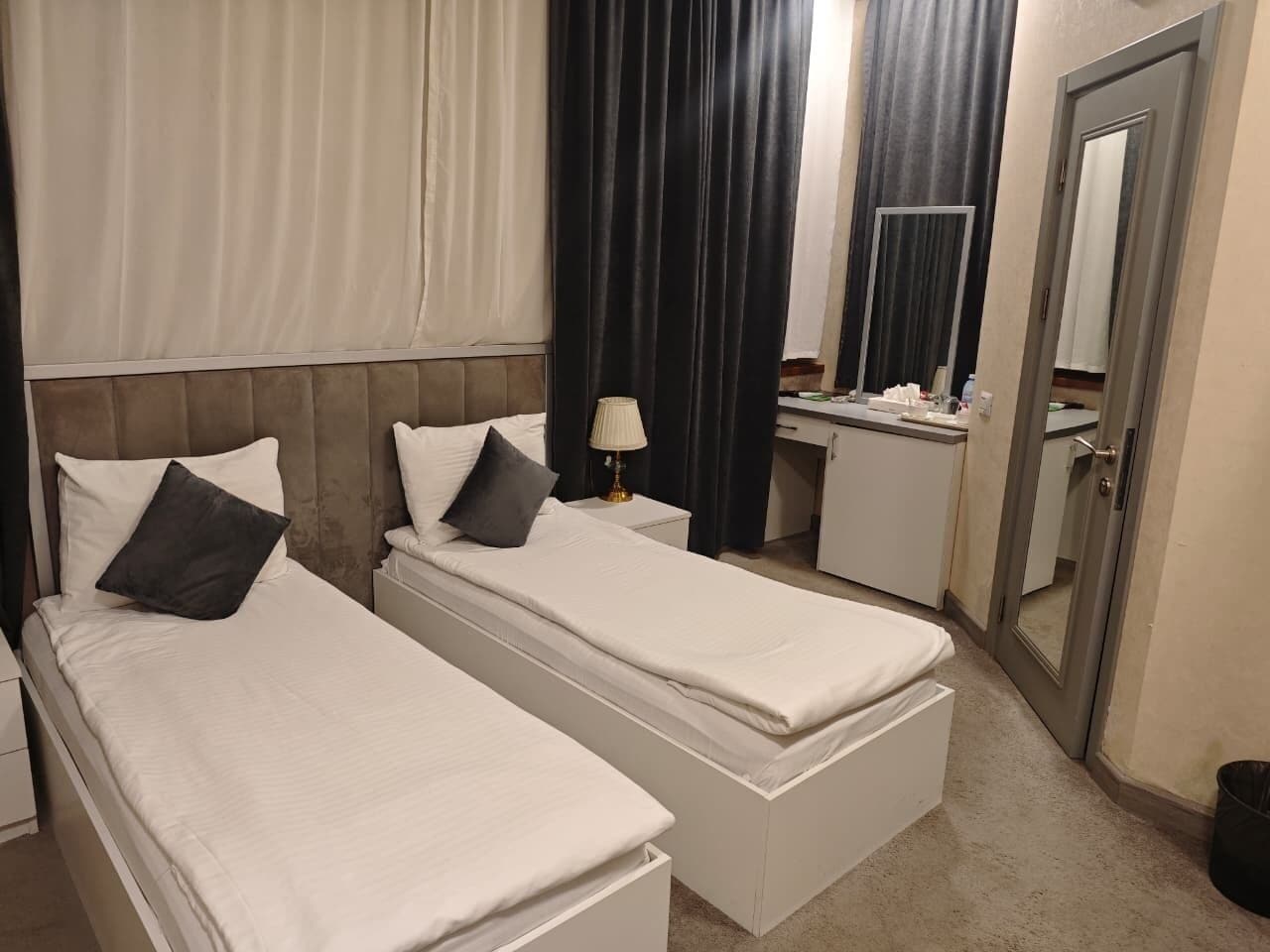 ツインルーム シティビュー | 高級寝具、セレクト コンフォート製ベッド、ミニバー、セーフティボックス (室内)