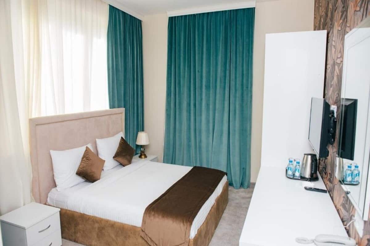 Dubbelrum - utsikt mot staden | Sängtillbehör av högsta kvalitet, Select Comfort-madrasser och minibar